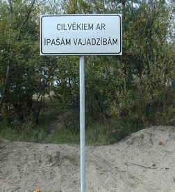 Riga: Schild mit unbekanntem Text am Ostsee-Strand
