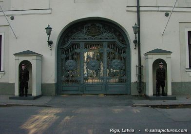 Riga, Lettland: Wache vor dem Präsidentenpalast