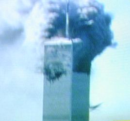 Bilder von der Zerstörung des World Trade Centers, dem mit 420m - mit Sendemast 526m - einst höchsten Gebäude der Welt