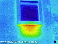Thermografie: Heizung unter Fenster gibt Wärme nach draussen ab